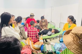 Thầy hiệu trưởng lái xe xuyên đêm đưa trẻ sốt cao đi cấp cứu