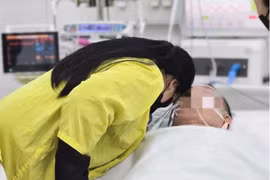 Xúc động 4 mẹ con tiễn biệt chồng, cha trong phòng mổ