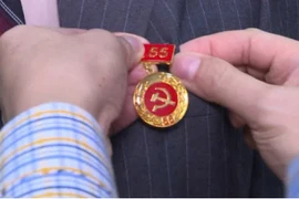 Mức thưởng Huy hiệu Đảng 2025 lên tới 35 triệu đồng