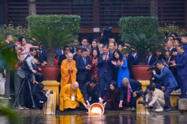 Chủ tịch nước cùng kiều bào thả cá chép tiễn ông Công, ông Táo