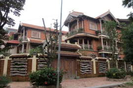 “Soi” từng mét đất biệt thự triệu đô quanh cầu Nhật Tân