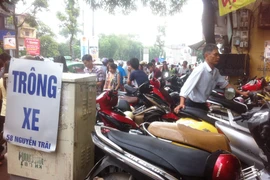 “Ăn theo” Royal City, dịch vụ trông xe vung tay “chặt chém"