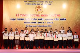 Vụ trao phần thưởng bên trong là giấy: Chỉ là biện pháp bảo vệ học sinh