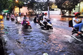Mưa như trút khiến nhiều tuyến đường Sài Gòn ngập nặng
