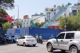 Những chiếc cần cẩu bất động theo dự án bất động sản