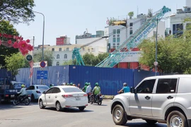 Những chiếc cần cẩu bất động theo dự án bất động sản