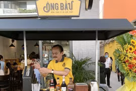 2 đại gia giàu nức tiếng Sài Gòn bưng bê cà phê, đứng phục vụ khách