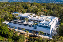 Cận cảnh biệt thự 20 triệu USD mà 'Thor' Chris Hemsworth dùng để tự cách ly