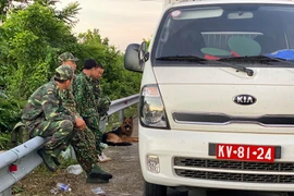 Cảnh sát, quân đội ôm súng cùng chó nghiệp vụ truy lùng kẻ sát nhân vượt ngục