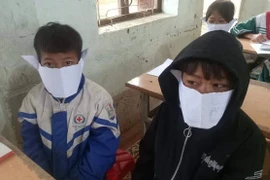 Học sinh miền núi Nghệ An đeo khẩu trang bằng giấy phòng virus corona