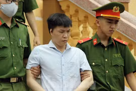 Cán bộ nâng điểm ở Hòa Bình: 'Sếp dặn nhận tội, đời sống vợ con bên ngoài các anh lo'