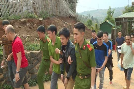 Tội phạm ma túy ôm 6 khẩu súng cố thủ trong nhà