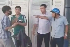 Thượng uý công an nổ súng thoát khỏi vòng vây của nhóm thanh niên