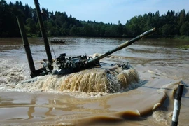 “Xe tăng bay” T-80 lội nước thế nào?