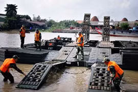 Xem “đặc nhiệm” công binh huấn luyện vượt sông