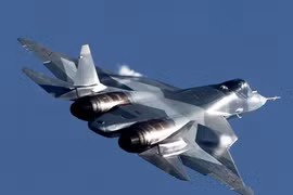 Siêu tiêm kích Su T-50 “múa” trên trời Moscow