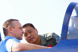 Tướng Không quân Nga “tò mò” buồng lái J-10 Trung Quốc