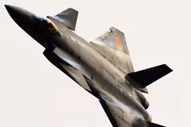 Hé lộ về tính năng “bú sữa” trên không của J-20