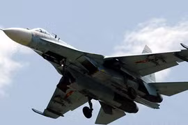 Tiêm kích Su-27 Việt Nam diễn tập bắn đạn thật