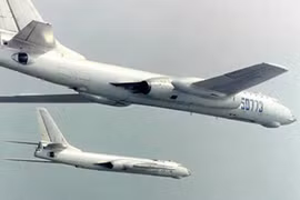 Oanh tạc cơ H-6G Trung Quốc áp sát Nhật Bản