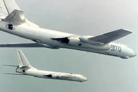 Oanh tạc cơ H-6G Trung Quốc áp sát Nhật Bản