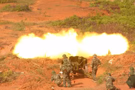 Xem pháo thủ phóng viên, công nhân, bảo vệ bắn pháo 85mm