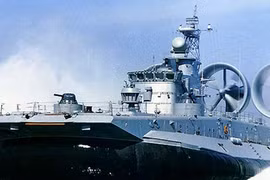 Người Nga hoảng loạn vì tàu đổ bộ lao vào bãi tắm