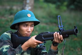 Chiến sĩ Việt Nam luyện súng diệt bộ binh, xe tăng