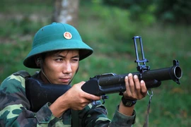 Chiến sĩ Việt Nam luyện súng diệt bộ binh, xe tăng