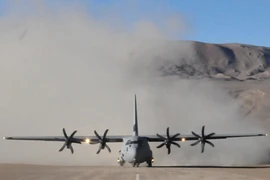 Xem “siêu lực sĩ” C-130J hạ cánh “sát” Trung Quốc