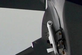 Tên lửa PL-13 Trung Quốc sẽ “hạ đo ván” F-22?