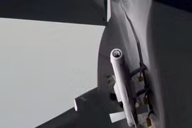 Tên lửa PL-13 Trung Quốc sẽ “hạ đo ván” F-22?