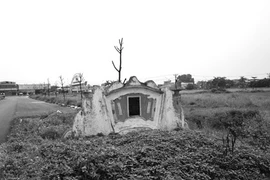 Kỳ quái ngôi mộ to lù giữa đường ở Thủ đô