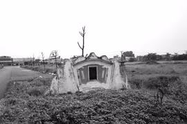 Kỳ quái ngôi mộ to lù giữa đường ở Thủ đô