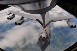 Xem ba oanh tạc cơ chiến lược Mỹ “bú sữa”