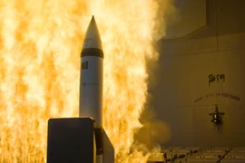 TQ "khoe" ưu điểm hệ thống phóng tên lửa của Type 052D