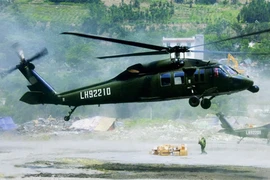 Trung Quốc “khoe” trực thăng Z-20 trên đường cao tốc