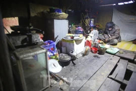 Hà Nội lạnh 12 độ C: Giá buốt xóm ngụ cư ở bãi giữa sông Hồng