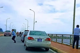 Thứ trưởng Nguyễn Đình Toàn lên tiếng về đoàn xe biển xanh dừng trên cầu Nhật Lệ