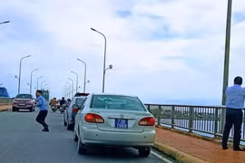 Thứ trưởng Nguyễn Đình Toàn lên tiếng về đoàn xe biển xanh dừng trên cầu Nhật Lệ