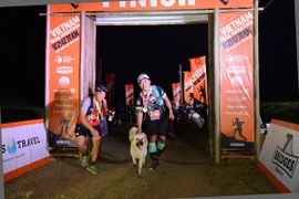 Chú chó 2 tuổi chinh phục cự ly 42km giải marathon tại Mộc Châu