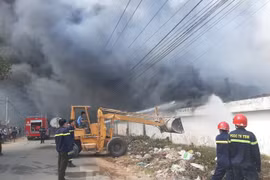 Cháy khủng khiếp ở công ty gỗ rộng 10.000 m2 tại Bình Dương