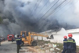 Cháy khủng khiếp ở công ty gỗ rộng 10.000 m2 tại Bình Dương