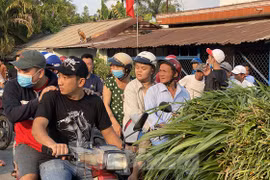 Người dân bất chấp nguy hiểm tụ tập xem cảnh sát vây kẻ nổ súng giết 4 người