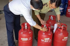2 cơ sở kinh doanh gas có dấu hiệu giả mạo nhãn hiệu hàng hóa