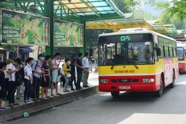 Trạm trung chuyển xe buýt Long Biên vào giờ cao điểm. Ảnh: Phạm Hùng