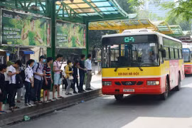 Trạm trung chuyển xe buýt Long Biên vào giờ cao điểm. Ảnh: Phạm Hùng