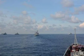 Ảnh tàu Đinh Tiên Hoàng diễn tập với siêu hạm các nước