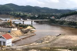 Nước hồ Ngàn Trươi lại chuyển màu lạ, dân hoang mang