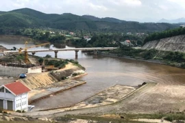 Nước hồ Ngàn Trươi lại chuyển màu lạ, dân hoang mang